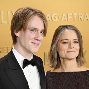 Jodie Foster est mère de deux garçons, Charlie et Kit.

Jodie Foster et son fils Charlie au photocall de la 31ème édition des SAG Awards (Screen Actors Guild Awards) au Shrine Auditorium à Los Angeles. Broadimage / Bestimage