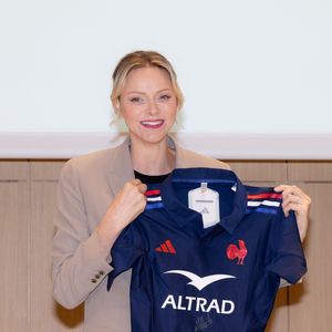 La princesse Charlène de Monaco se voit offrir un maillot dédicacé par les joueurs du XV de France de rugby, vainqueurs du tournoi des 6 nations 2025, des mains de William Servat, l'entraîneur du XV de France - La princesse C.de Monaco, en compagnie de son frère G.Wittstock, participe à la remise des prix de la "Journée du respect" au collège Charles III à Monaco, le 29 avril 2025. © Olivier Huitel / Pool Monaco / Bestimage