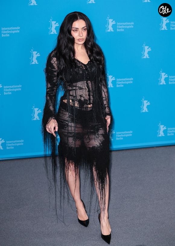"Je pensais notamment à ce personnage incarné par Vincent Cassel", avait-elle expliqué en janvier dernier à la chaîne Criterion.
Charli XCX a fait une apparition lors de la séance photo pour « The Moment » à l'occasion de la 76e édition du Festival international du film de Berlin. La star de la pop est associée à ce projet, présenté dans la sélection officielle de la Berlinale cette année. Backgrid UK/ Bestimage