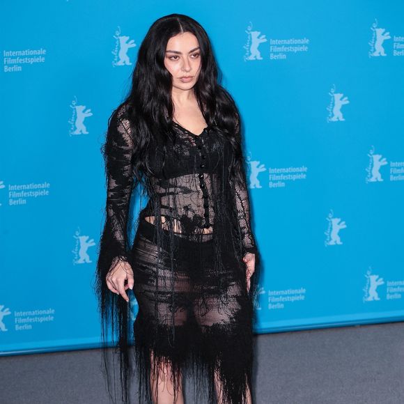 "Je pensais notamment à ce personnage incarné par Vincent Cassel", avait-elle expliqué en janvier dernier à la chaîne Criterion.
Charli XCX a fait une apparition lors de la séance photo pour « The Moment » à l'occasion de la 76e édition du Festival international du film de Berlin. La star de la pop est associée à ce projet, présenté dans la sélection officielle de la Berlinale cette année. Backgrid UK/ Bestimage