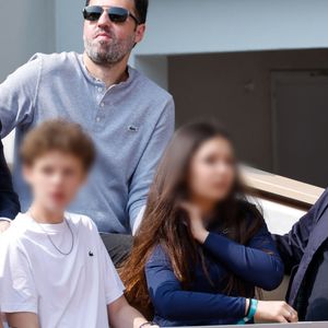 Guillaume Canet, son fils Marcel, Gilles Lellouche et sa fille en tribunes lors de la finale messieurs des Internationaux de France de Tennis de Roland Garros 2025 (jour 15), à Paris, France, le 8 juin 2025. © Cyril Moreau/Bestimage