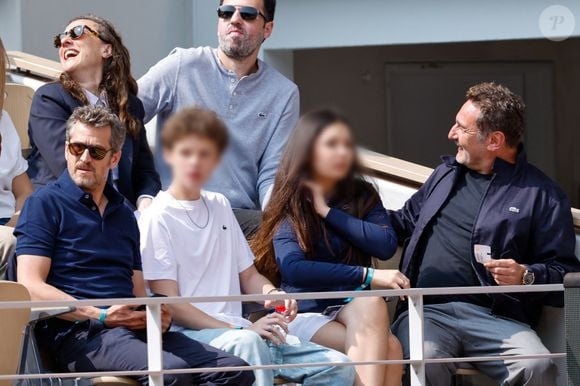Guillaume Canet, son fils Marcel, Gilles Lellouche et sa fille en tribunes lors de la finale messieurs des Internationaux de France de Tennis de Roland Garros 2025 (jour 15), à Paris, France, le 8 juin 2025. © Cyril Moreau/Bestimage