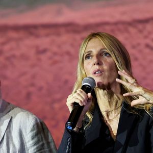 "Ce qui m'a toujours impressionnée chez ma soeur, c'est son absence totale d'amertume. Je me souviens qu'à l'époque beaucoup de gens lui demandaient si ce n'était pas trop difficile de voir autour d'elles des enfants valides alors que sa fille était en fauteuil roulant."

 François Berléand et Sandrine Kiberlain, la présidente du jury du Festival, durant la cérémonie d'ouverture de la 7eme édition du Festival Cinéroman au cinéma Pathé gare du Sud, à Nice, France, le 29 septembre 2025. © Bebert-Jacovides/Bestimage