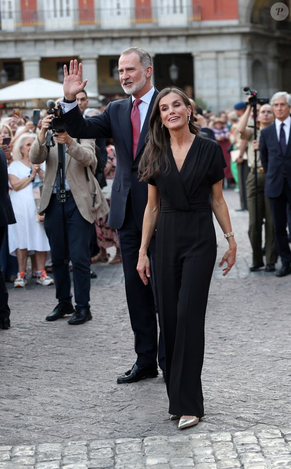Le roi Felipe VI d'Espagne et la reine Letizia assistent au concert de la garde royale en l'honneur du 10ème anniversaire de leur couronnement sur la Plaza Mayor à Madrid, le 18 juin 2025.

Photo : Europa Press / Bestimage