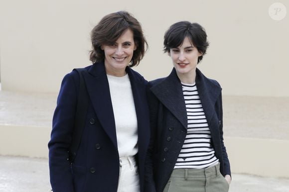 Inès de la Fressange et sa fille Nine - Sorties du défilé de mode prêt-à-porter automne-hiver 2020/2021 "Dior" à Paris. Le 25 février 2020 © Veeren Ramsamy-Christophe Clovis / Bestimage