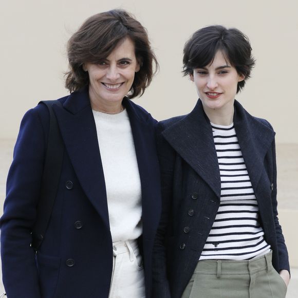 Inès de la Fressange et sa fille Nine - Sorties du défilé de mode prêt-à-porter automne-hiver 2020/2021 "Dior" à Paris. Le 25 février 2020 © Veeren Ramsamy-Christophe Clovis / Bestimage