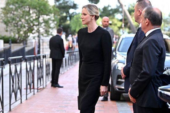Charlene avait également opté pour une robe noire, et des collants sombres. 
La princesse Charlène de Monaco - La famille princière monégasque a assisté à la messe pontificale en hommage au pape François, célébrée en la Cathédrale de Monaco par Monseigneur Dominique-Marie David, le 22 avril 2025.

© Bruno Bebert / Bestimage