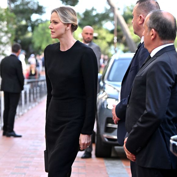 Charlene avait également opté pour une robe noire, et des collants sombres. 
La princesse Charlène de Monaco - La famille princière monégasque a assisté à la messe pontificale en hommage au pape François, célébrée en la Cathédrale de Monaco par Monseigneur Dominique-Marie David, le 22 avril 2025.

© Bruno Bebert / Bestimage