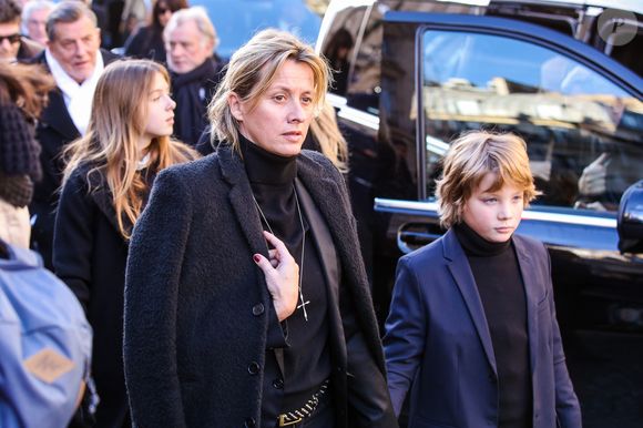 Sarah Lavoine, son fils Milo - Arrivée du convoi funéraire à l'église de La Madeleine lors des obsèques de Johnny Hallyday à Paris le 9 décembre 2017. Agence / Bestimage