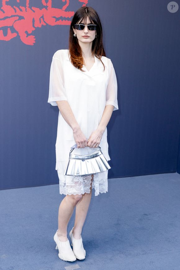 Pour une touche personnelle et fraîche, les pièces bohèmes comme les blouses à volants permettent de rester sophistiquée même par fortes chaleurs.

Marguerite Dedeyan (Star Academy) au photocall du défilé Lacoste Collection Femme Prêt-à-Porter Automne/Hiver 2026-2027 lors de la Fashion Week de Paris (PFW) à Roland Garros, à Paris, France, le 8 mars 2026. © Olivier Borde/Bestimage