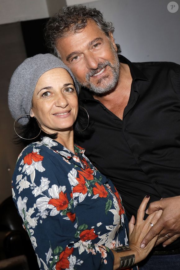 Exclusif - Daniel Levi et sa femme Sandrine Aboukrat sur le tournage de l'émission "L'instant De Luxe" pour la chaine Non Stop People. Le 25 septembre 2019© Cédric Perrin / Bestimage
