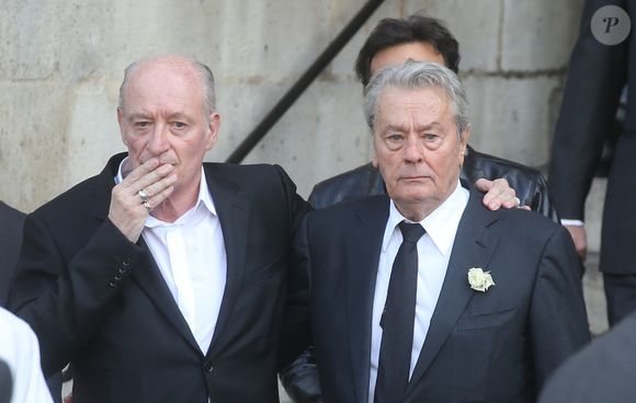 Pascal Desprez, Alain Delon - Sorties des obsèques de Mireille Darc en l'église Saint-Sulpice à Paris. Le 1er septembre 2017 © AGENCE / BESTIMAGE