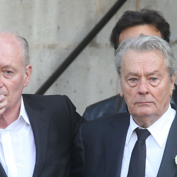 Pascal Desprez, Alain Delon - Sorties des obsèques de Mireille Darc en l'église Saint-Sulpice à Paris. Le 1er septembre 2017 © AGENCE / BESTIMAGE