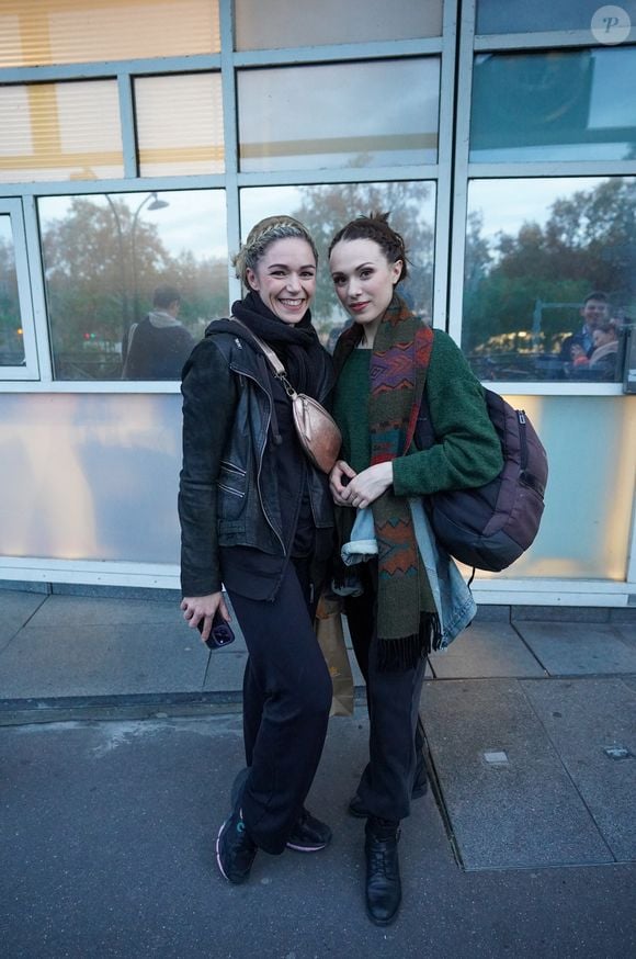 Exclusif - Guillemette Buffet, Marine Villet (Les Demoiselles de Rochefort) - Sortie des invités de l'enregistrement de "Vivement Dimanche" aux Studios Rive Gauche le 5 novembre 2025.
Cette émission sera diffusée sur France 3 le 30 novembre 2025.

© Anne-Sophie Guebey / Bestimage