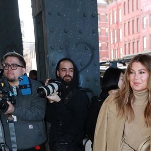 Elle explique au "Parisien", le 16 avril 2025 avoir attendu ce rôle, faute de propositions assez solides pour s’éloigner de "Grey’s Anatomy".

Ellen Pompeo et sa fille des célébrités au défilé de mode prêt-à-porter automne-hiver 2023/2024 "Michael Kors" lors de la fashion week de New York le 15 février 2023.
© Backgrid USA / Bestimage