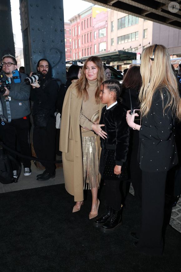 Elle explique au "Parisien", le 16 avril 2025 avoir attendu ce rôle, faute de propositions assez solides pour s’éloigner de "Grey’s Anatomy".

Ellen Pompeo et sa fille des célébrités au défilé de mode prêt-à-porter automne-hiver 2023/2024 "Michael Kors" lors de la fashion week de New York le 15 février 2023.
© Backgrid USA / Bestimage