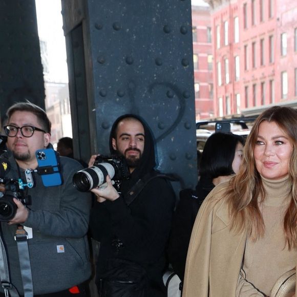 Elle explique au "Parisien", le 16 avril 2025 avoir attendu ce rôle, faute de propositions assez solides pour s’éloigner de "Grey’s Anatomy".

Ellen Pompeo et sa fille des célébrités au défilé de mode prêt-à-porter automne-hiver 2023/2024 "Michael Kors" lors de la fashion week de New York le 15 février 2023.
© Backgrid USA / Bestimage