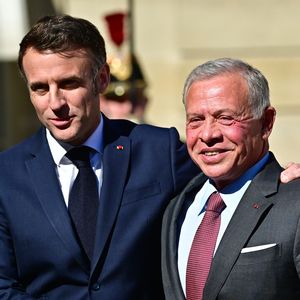 Entre 2003 et 2017, le monarque a acquis pas moins de quatorze propriétés de luxe à travers le monde.

Le président Emmanuel Macron accueille le roi Abdallah II de Jordanie au palais de l'Elysée à Paris le 19 mars 2025.

© Christian Liewig / Bestimage