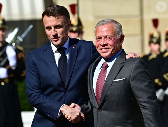 Entre 2003 et 2017, le monarque a acquis pas moins de quatorze propriétés de luxe à travers le monde.

Le président Emmanuel Macron accueille le roi Abdallah II de Jordanie au palais de l'Elysée à Paris le 19 mars 2025.

© Christian Liewig / Bestimage