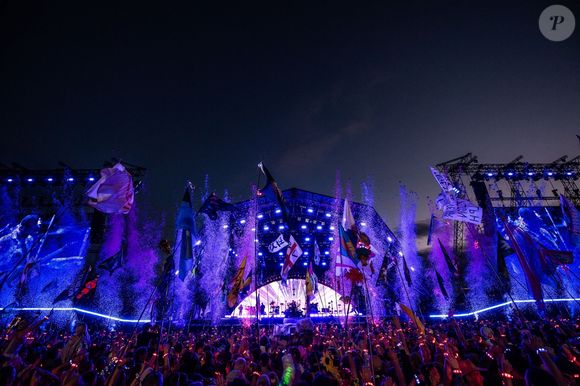 Glastonbury, ROYAUME-UNI – Coldplay se produit sur la scène Pyramid lors du festival de Glastonbury 2024 ! Le groupe a été rejoint sur scène par Victoria Canal. Backgrid UK/ Bestimage

Sur la photo : Coldplay – Chris Martin