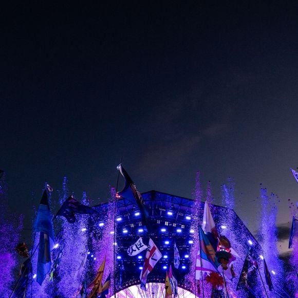 Glastonbury, ROYAUME-UNI – Coldplay se produit sur la scène Pyramid lors du festival de Glastonbury 2024 ! Le groupe a été rejoint sur scène par Victoria Canal. Backgrid UK/ Bestimage

Sur la photo : Coldplay – Chris Martin