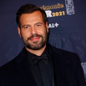 “Il y a le volatile empaillé, ‘un faisan doré’, et sous le bureau, cette peau de zèbre à l’exotisme un brin daté", écrit "Libération" dans un portrait du comédien.

Laurent Lafitte lors du photocall lors de la 46ème cérémonie des César à l’Olympia à Paris, France, le 12 mars 2021.©  Thomas Samson / Pool / Bestimage