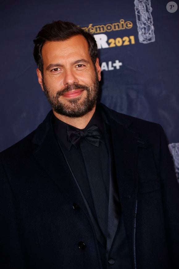 “Il y a le volatile empaillé, ‘un faisan doré’, et sous le bureau, cette peau de zèbre à l’exotisme un brin daté", écrit "Libération" dans un portrait du comédien.

Laurent Lafitte lors du photocall lors de la 46ème cérémonie des César à l’Olympia à Paris, France, le 12 mars 2021.©  Thomas Samson / Pool / Bestimage