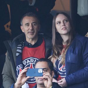 L'humoriste a en effet annoncé que sa compagne, prénommée Aude, était enceinte de son premier enfant. 

Elie Semoun et sa compagne Aude Fraineau - Célébrités dans les tribunes de la demi-finale retour de Ligue des champions entre le PSG face au Borussia Dortmund (0-1) au Parc des Princes à Paris le 7 mai 2024. © Cyril Moreau/Bestimage