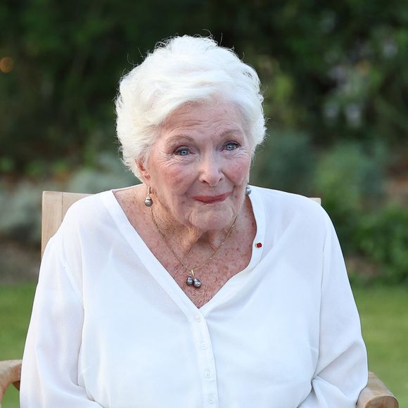 Line Renaud est heureuse de, chaque année, pouvoir souffler une bougie de plus. Pour autant, elle confie ne pas être le genre de personnes à se soucier du nombre d’années qu’il lui reste à vivre.

Line Renaud lors de l'inauguration du jardin des ambassadeurs Line Renaud à Paris le 2 octobre 2023.

© Coadic Guirec / Bestimage