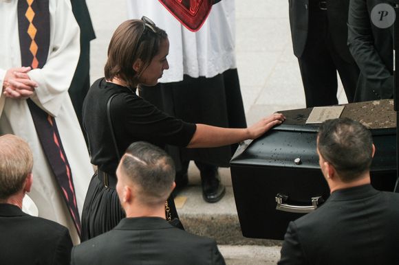 Manon Ardisson à la sortie des obsèques de Thierry Ardisson en l’église Saint-Roch de Paris, France, le 17 juillet 2025. © Bestimage