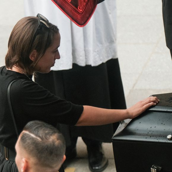 Manon Ardisson à la sortie des obsèques de Thierry Ardisson en l’église Saint-Roch de Paris, France, le 17 juillet 2025. © Bestimage