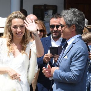 Laura Smet continue d'entretenir la mémoire de Johnny Hallyday, son père.

Laura Smet et Raphaël Lancrey le jour de leur mariage en l'église Notre-Dame-Des-Flots au Cap Ferret, en France. C'est aussi l'anniversaire de Johnny Hallyday. Photo ABACAPRESS.COM