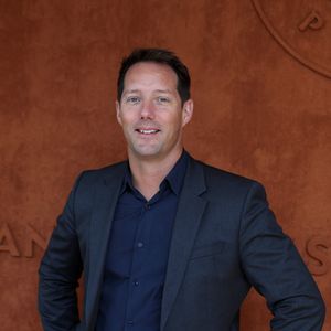 Employé de l’Agence spatiale européenne, il perçoit environ 10 000 euros mensuels, un revenu fixe sans bonus ni royalties.

Thomas Pesquet au village (jour 10) lors des Internationaux de France de Tennis de Roland Garros 2022 à Paris, France, le 31 mai 2022. © Dominique Jacovides/Bestimage