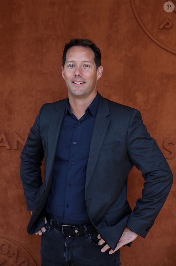 Employé de l’Agence spatiale européenne, il perçoit environ 10 000 euros mensuels, un revenu fixe sans bonus ni royalties.

Thomas Pesquet au village (jour 10) lors des Internationaux de France de Tennis de Roland Garros 2022 à Paris, France, le 31 mai 2022. © Dominique Jacovides/Bestimage