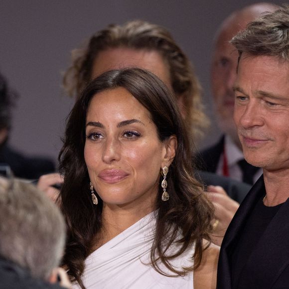 Brad Pitt et sa compagne Ines de Ramon à la projection de "Wolfs" lors du 81ème festival international du film de Venise, la Mostra le 1er septembre 2024.©Photo: Cinzia Camela. (Credit Image: © Cinzia Camela/LPS via ZUMA Press Wire)