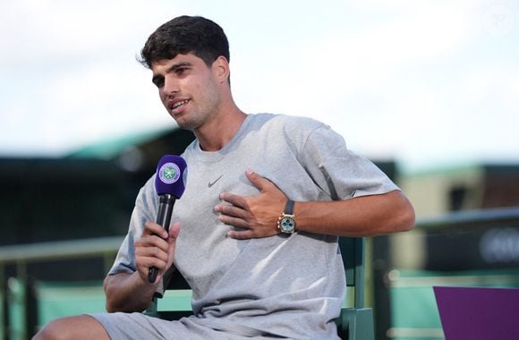 Carlos Alcaraz s'adresse aux médias au All England Lawn Tennis and Croquet Club à Wimbledon avant les championnats de Wimbledon, qui commencent le 30 juin. Date de la photo : samedi 28 juin 2025. ... Wimbledon 2025 - Avant-premières - Samedi 28 juin ... 28-06-2025 ... Paris ... UK ... Le crédit photo doit être lu comme suit : John Walton/PA Wire.