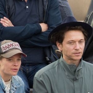 Mélanie Thierry et son compagnon le chanteur Raphael en tribunes lors des Internationaux de France de tennis de Roland Garros à Paris, France, le 26 mai 2022.