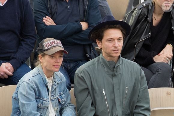 Mélanie Thierry et son compagnon le chanteur Raphael en tribunes lors des Internationaux de France de tennis de Roland Garros à Paris, France, le 26 mai 2022.