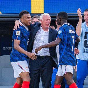 Alors que le sélectionneur national, Didier Deschamps, traverse actuellement une douloureuse épreuve personnelle, son équipe a tenu à se montrer présente.

Didier Deschamps, Kylian Mbappé et Ousmane Dembélé lors du match France-Suède, 16e de finale de la Coupe du monde 2026. 

© Bestimage
