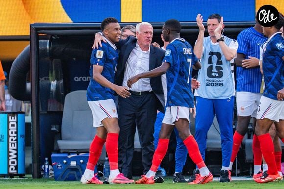 Alors que le sélectionneur national, Didier Deschamps, traverse actuellement une douloureuse épreuve personnelle, son équipe a tenu à se montrer présente.

Didier Deschamps, Kylian Mbappé et Ousmane Dembélé lors du match France-Suède, 16e de finale de la Coupe du monde 2026. 

© Bestimage