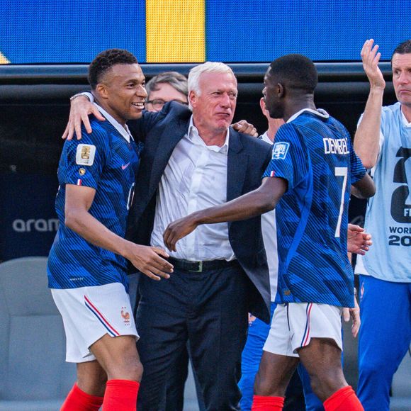 Alors que le sélectionneur national, Didier Deschamps, traverse actuellement une douloureuse épreuve personnelle, son équipe a tenu à se montrer présente.

Didier Deschamps, Kylian Mbappé et Ousmane Dembélé lors du match France-Suède, 16e de finale de la Coupe du monde 2026. 

© Bestimage