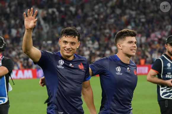 Un beau moment à deux pour Louis Bielle-Biarrey et la jeune femme

Louis Bielle-Biarrey (France) - Matthieu Jalibert (France) - Coupe du Monde de Rugby France 2023 du match de Poule A entre la France et la Namibie (96-0) au stade Velodrome à Marseille le 21 septembre 2023.