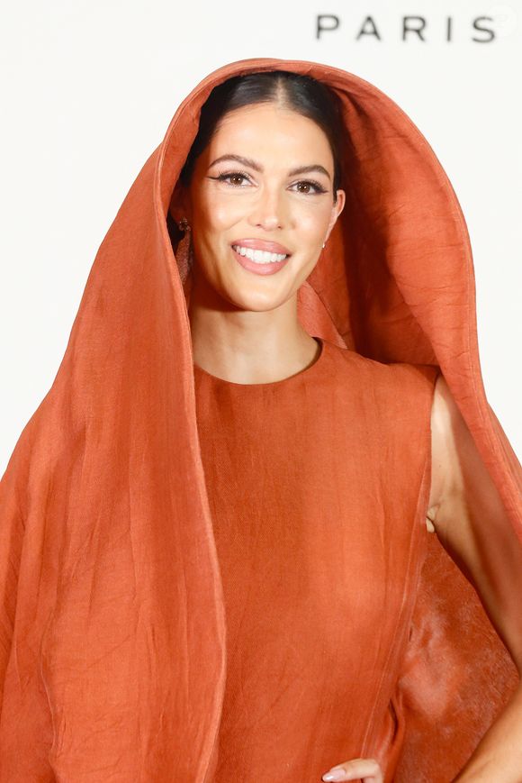 Elle est fan du produit "magique".

Iris Mittenaere - Photocall du défilé de mode Haute-Couture automne-hiver 2024/2025 “Stephane Rolland” lors de la Fashion Week de Paris
© Christophe Clovis / Bestimage