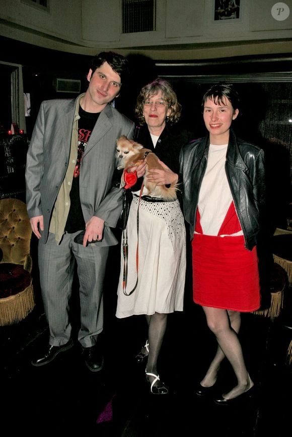 Anémone, sa fille et son fils posent à l'hôtel Marriot juste avant la première française du film 'C'est pas moi !... c'est l'autre' qui a eu lieu au club 'VIP ROOM' à Paris, France le 01 avril 2005. Photo par Benoit Pinguet/ABACA.