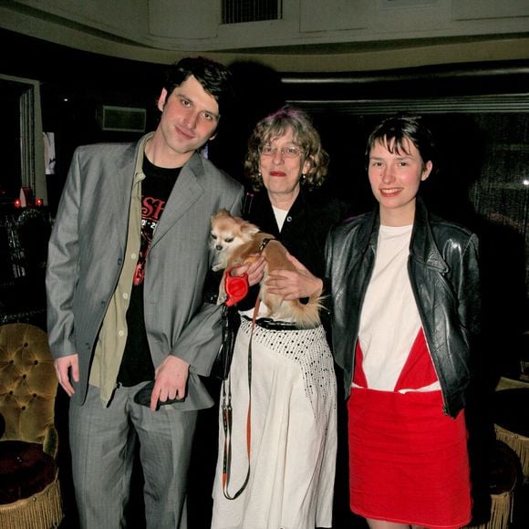 Anémone, sa fille et son fils posent à l'hôtel Marriot juste avant la première française du film 'C'est pas moi !... c'est l'autre' qui a eu lieu au club 'VIP ROOM' à Paris, France le 01 avril 2005. Photo par Benoit Pinguet/ABACA.