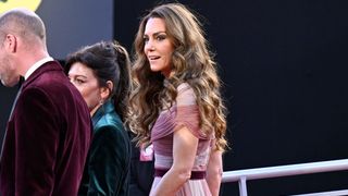 Aux BAFTA 2026, Kate Middleton rayonne en robe rose recyclée : le prince William à ses côtés dans un contexte délicat pour la famille royale
