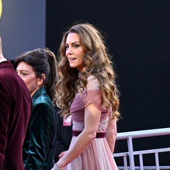 Aux BAFTA 2026, Kate Middleton rayonne en robe rose recyclée : le prince William à ses côtés dans un contexte délicat pour la famille royale