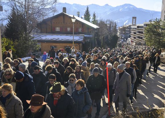 Les familles dévastées des victimes tuées dans l'horrible incendie du Nouvel An dans un bar de la station de ski suisse se sont rassemblées à Crans-Montana pour une messe commémorative le dimanche 4 janvier 2026. Après la messe, les proches des victimes de l'incendie du bar Le Constellation faisaient partie des plus de 2 000 personnes en deuil qui ont participé à une marche délibérément silencieuse dans les rues de la station de ski suisse. Ils ont pris part à la marche émotionnelle jusqu'au lieu de la tragédie, qui a fait au moins 40 morts et 119 blessés, où ils ont déposé des fleurs et des bougies dans un sanctuaire en pleine expansion à l'extérieur du bar. © Tim Merry/MirrorPix/Bestimage