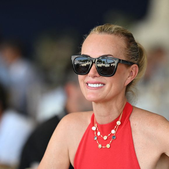 "Le temps suspendu... Elles, moi, la mer. Et rien d'autre", a simplement légendé Laeticia Hallyday.

Exclusif - Laeticia Hallyday dans l’espace VIP “le Pavillon Eiffel,” lors de la 12ème édition Longines Paris Eiffel Jumping au pied de la Tour Eiffel sur le Champ-de-Mars à Paris, France le 21 juin 2026

© Perusseau / Veeren / Bestimage