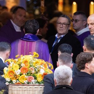 Nicolas-Jacques Charrier porte le cercueil en osier de sa mère Brigitte Bardot lors ses obsèques de Brigitte Bardot en l'église Paroissiale Notre-Dame-de-l'Assomption de Saint-Tropez, France, le 7 janvier 2026.  © Jacovides-Moreau/Bestimage